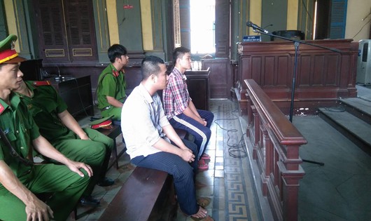 Bị cáo Mạnh (áo trắng) tại phiên tòa phúc thẩm.