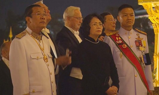 Phó Chủ tịch nước Đặng Thị Ngọc Thịnh và lãnh đạo các nước dự Lễ hỏa táng cố Nhà Vua Thái Lan (Ảnh: TTXVN)