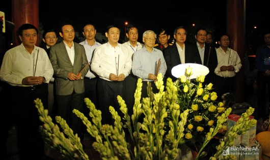 Trước khi chương trình diễn ra, Tổng Bí thư Nguyễn Phú Trọng và các đại biểu tới dâng hương tại khu mộ chung của các liệt sĩ TNXP thuộc Khu Di tích lịch sử Truông Bồn.