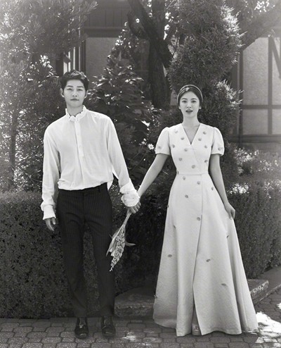 Ảnh cưới của Song Hye Kyo và Song Joong Ki: Nếu bạn là một fan hâm mộ của cặp đôi Song - Song, thì chắc chắn bạn không muốn bỏ lỡ bức ảnh cưới đẹp như trong tranh của họ phải không? Bức ảnh có thể sẽ truyền cảm hứng và là nguồn động lực cho bạn trong việc lựa chọn phong cách và ý tưởng cho bức ảnh cưới của mình.