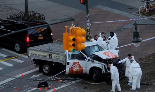 Chiếc xe kẻ khủng bố đã sử dụng để lao vào đám đông - Ảnh: Reuters