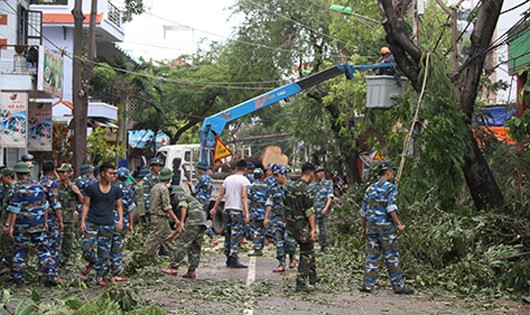 Bộ đội hỗ trợ khắc phục thiệt hại mưa bão ở TP. Nha Trang vào sáng nay, 5/11. Ảnh: Báo Khánh Hòa