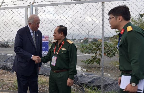 Thứ trưởng Shannon và Thượng tướng Nguyễn Phương Nam thăm dự án xử lý dioxin tại sân bay Đà Nẵng.