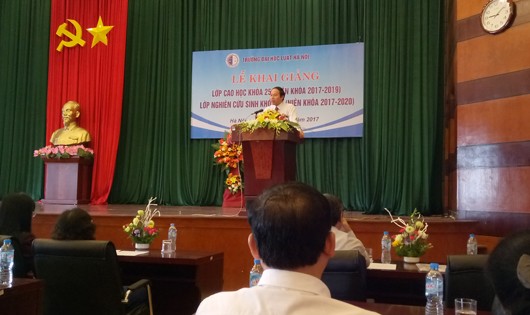 Thứ trưởng Bộ Tư pháp, Hiệu trưởng Trường Đại học Luật Hà Nội phát biểu tại buổi lễ.