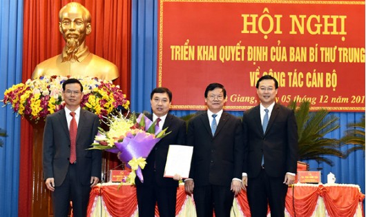 Ông Nguyễn Mạnh Dũng (thứ 2 từ trái sang) nhận trọng trách mới. Ảnh: Báo Hà Giang.