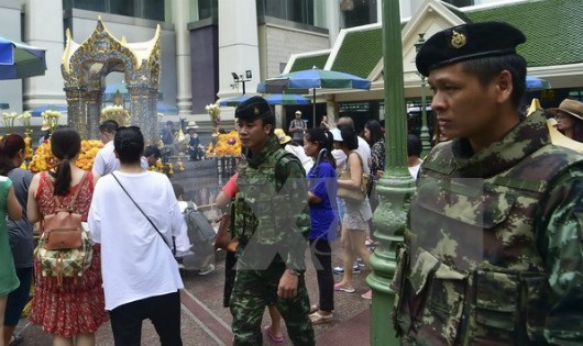 Cảnh sát Thái Lan tuần tra tại đền Erawan ở thủ đô Bangkok. (Nguồn: AFP/TTXVN)