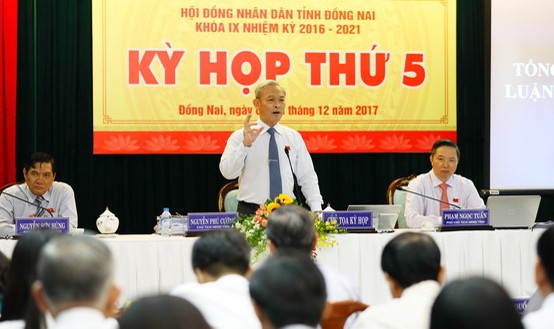 Bí thư Tỉnh ủy, Chủ tịch HĐND tỉnh Nguyễn Phú Cường tại phiên thảo luận.