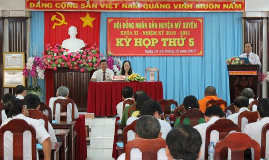 Quang cảnh buổi họp HĐND huyện Mỹ Xuyên.