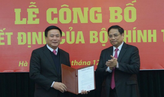 Ông Phạm Minh Chính trao Quyết định của Bộ Chính trị cho ông Nguyễn Xuân Thắng. Ảnh: Báo điện tử Đảng Cộng sản Việt Nam.