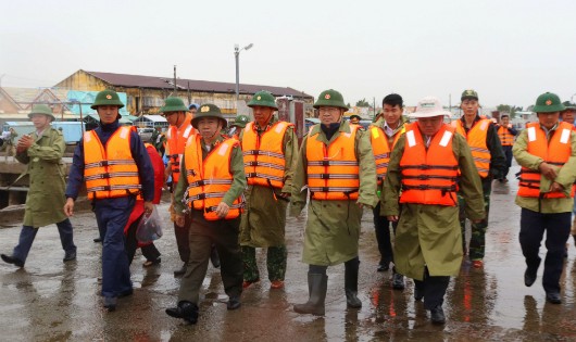 Phó Thủ tướng Trịnh Đình Dũng đã có mặt trực tiếp kiểm tra công tác phòng chống bão tại huyện Trần Đề, tỉnh Sóc Trăng