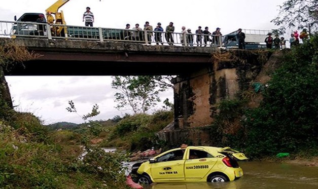 Chiếc taxi mất lái rơi xuống sông ở TP Kon Tum.