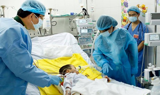 Bộ trưởng Bộ Y tế Nguyễn Thị Kim Tiến thăm bệnh nhân ghép phổi tại BV Quân y 103