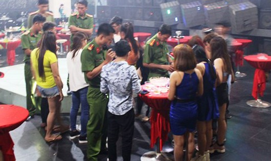 Cảnh sát kiểm tra hành chính quán bar ở thị xã Thuận An sáng nay. Ảnh: Nguyệt Triều.