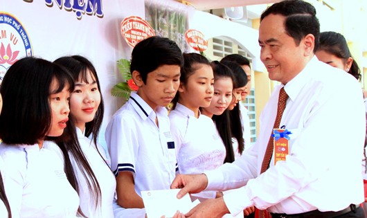  Chủ tịch UBTƯMTTQ Việt Nam Trần Thanh Mẫn trao học bổng cho các em học sinh Trường THPT Tầm Vu.