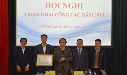 Thứ trưởng Lê Tiến Châu trao Bằng khen tập thể lao động xuất sắc năm 2017 cho Học viện Tư pháp.