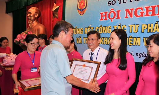 Ông Đinh Quốc Thái – Phó bí thư Tỉnh ủy, Chủ tịch UBND tỉnh Đồng Nai trao bằng khen cho các tập thể, cá nhân có thành tích xuất sắc trong năm 2017.
