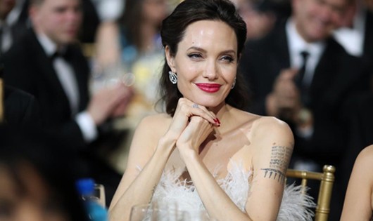 Angelina Jolie nói gì trước tin đồn hẹn hò nhà thơ người Campuchia?