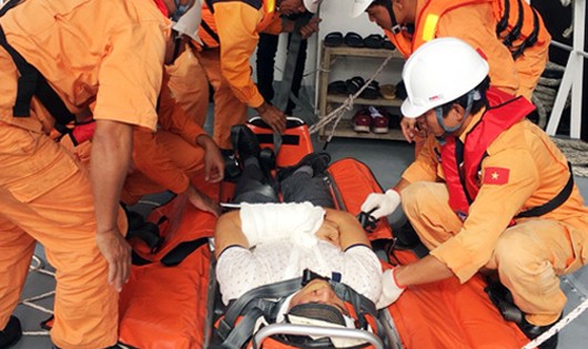 Một trong hai thuyền viên bị thương được sơ cứu ngay trên tàu. Ảnh: VMRCC