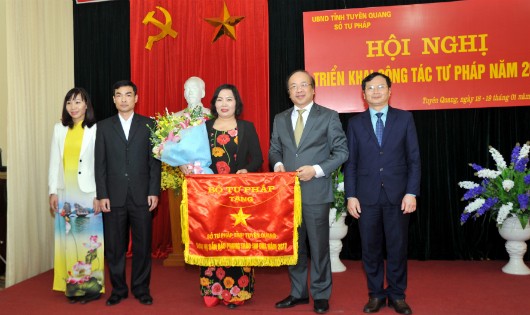 Thứ trưởng  Bộ Tư pháp Phan Chí Hiếu trao Cờ thi đua cho Sở Tư pháp Tuyên Quang.