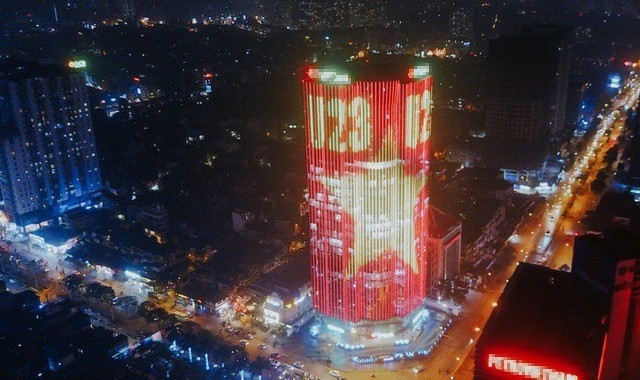 Cả một tòa cao ốc rực sáng quốc kỳ cổ vũ U23 Việt Nam