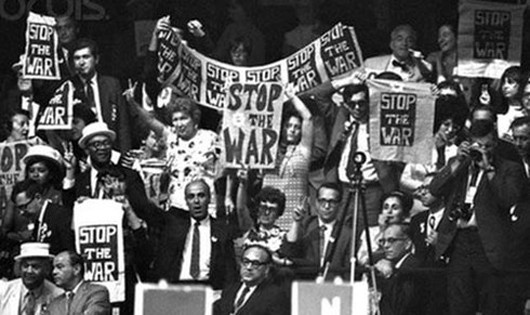 Những người biểu tình đòi chấm dứt chiến tranh tại Việt Nam trước cửa Đại hội toàn quốc Đảng Dân chủ Mỹ tại Chicago năm 1968 - Ảnh: Arthur Rothstein