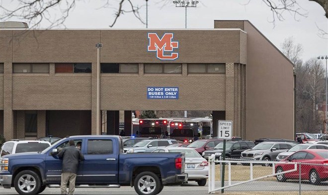 Đội cứu hộ khẩn cấp tại hiện trường Trường Trung học hạt Marshall, thành phố Benton, Kentucky. (Nguồn: AP)