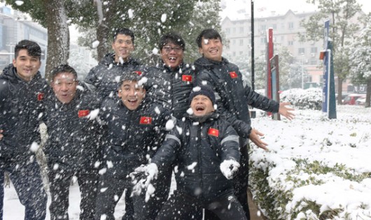 Tuyết rơi trắng Thường Châu, cầu thủ Việt Nam thích thú, 'phù thủy Park 'đau đầu'