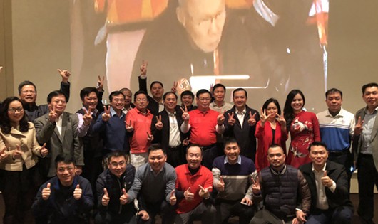 Phó Thủ tướng Vương Đình Huệ và các thành viên đoàn công tác Chính phủ từ Bồ Đào Nha chia vui với người hâm mộ về tinh thần thi đấu của U23 Việt Nam. Ảnh: VGP/Thành Chung