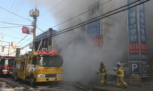 Lực lượng cứu hỏa nỗ lực dập lửa tại hiện trường vụ cháy bệnh Sejong ở Miryang, Hàn Quốc ngày 26/1. (Nguồn: Yonhap/TTXVN)