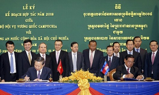 Bộ trưởng Tô Lâm và Phó Thủ tướng, kiêm Bộ trưởng Bộ Nội vụ Sar Kheng ký kết Kế hoạch hợp tác giữa hai Bộ năm 2018.