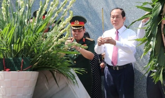 Chủ tịch nước Trần Đại Quang dâng hương tại nghĩa trang liệt sĩ tỉnh Đồng Nai