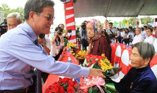 Ông Nguyễn Phú Cường –Ủy viên Trung ương Đảng, Bí Thư Tỉnh ủy, Chủ tịch HĐND tỉnh tặng hoa cho Bà Mẹ Việt Nam anh hùng.