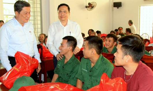 Chủ tịch thăm hỏi, tặng quà Tết bộ đội xuất ngũ phường An Hội 