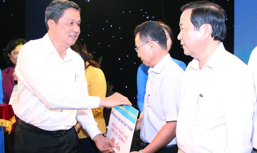 Ông Phạm Văn Hiếu - Phó Bí thư thường trực Thành ủy, Chủ tịch HĐND TP Cần Thơ trao bảng tượng trưng hỗ trợ kinh phí cho các đơn vị.