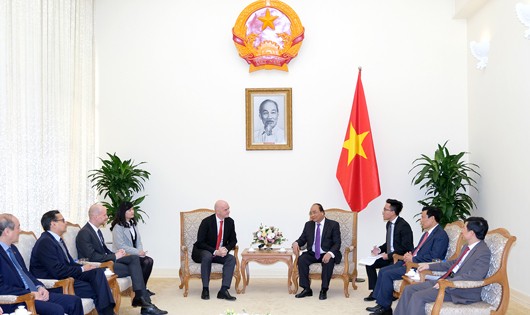 Thủ tướng chia sẻ với Chủ tịch FIFA tình yêu bóng đá và sự đoàn kết của người Việt