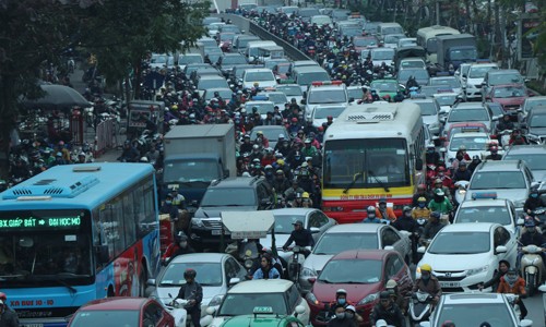 Nhiều tuyến phố Thủ đô tê liệt vì ùn tắc, xe buýt bỏ chuyến