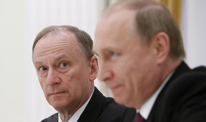 Thư ký Hội đồng An ninh quốc gia Nga Nikolai Patrushev (trái) và Tổng thống Nga Vladimir Putin. (Nguồn: AFP/TTXVN)