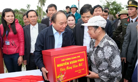 Thủ tướng đã tặng quà cho bà con nông dân.