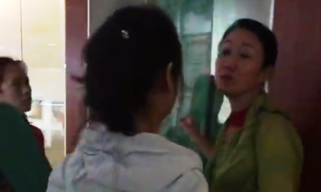 Người phụ nữ đang thuyết minh tiếng Trung Quốc cho đoàn khách người nước ngoài tại Bảo tàng Đà Nẵng