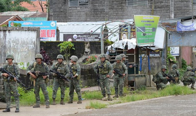 Binh sỹ Philippines tuần tra tại Marawi hồi năm 2017. (Nguồn: AFP/TTXVN)