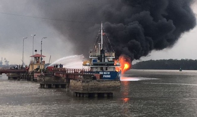 Kéo tàu Hải Hà ra xa, khoanh vùng cháy để bảo đảm an toàn cho nhân dân 