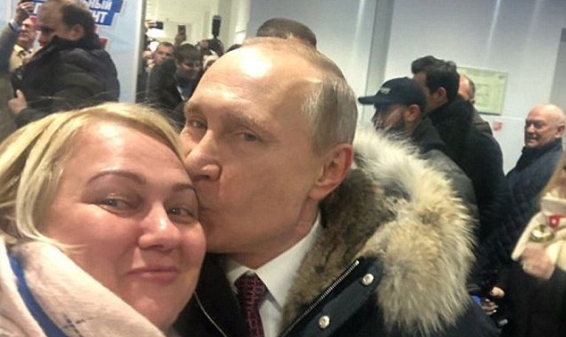 Cô gái bất ngờ được Tổng thống Putin hôn giữa đông người