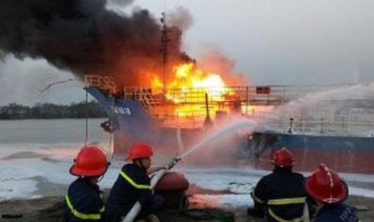 Cảnh sát hồi tưởng 8 giờ 'căng mình' cứu tàu chở xăng cháy trên sông