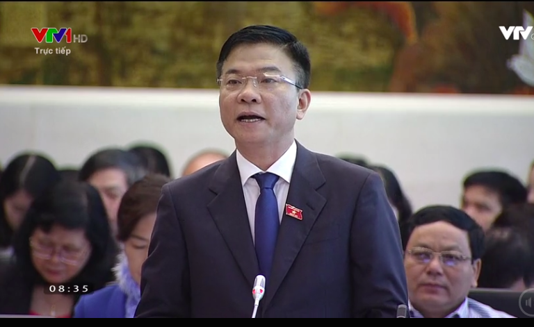 Bộ trưởng Lê Thành Long đang trả lời chất vấn
