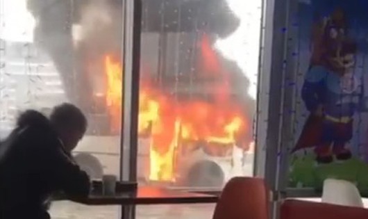 Xe bus cháy bùng bùng bên ngoài, thực khách vẫn bình thản ngồi ăn