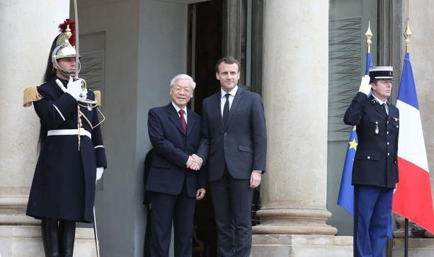Tổng thống Pháp Emmanuel Macron đón Tổng Bí thư Nguyễn Phú Trọng. Ảnh: Trí Dũng/TTXVN