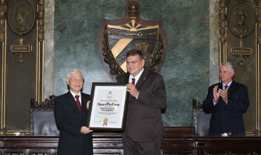 Hiệu trưởng Đại học Tổng hợp La Habana trao bằng Tiến sĩ Danh dự ngành Khoa học Chính trị cho Tổng Bí thư Nguyễn Phú Trọng.