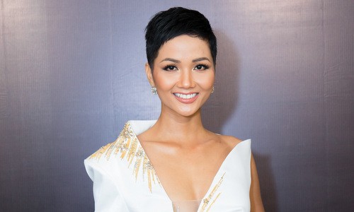 Hoa hậu H'Hen Niê dự sự kiện dù sức khỏe yếu