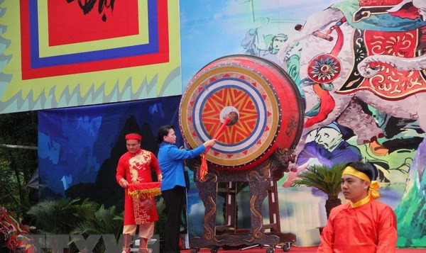 Chủ tịch Quốc hội Nguyễn Thị Kim Ngân đánh trống khai hội Lễ hội Bà Triệu năm 2018.
