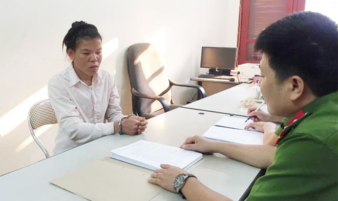 Công an huyện Quỳnh Nhai lấy lời khai đối tượng Lò Thị Pưng.